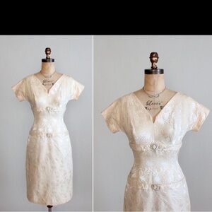 Elegant 1960s XS gold champagne brocade maneater Cream Dress